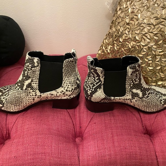 Like New Blondo Python Skin Ankle Boots Size 7.5 - Picture 5 of 6